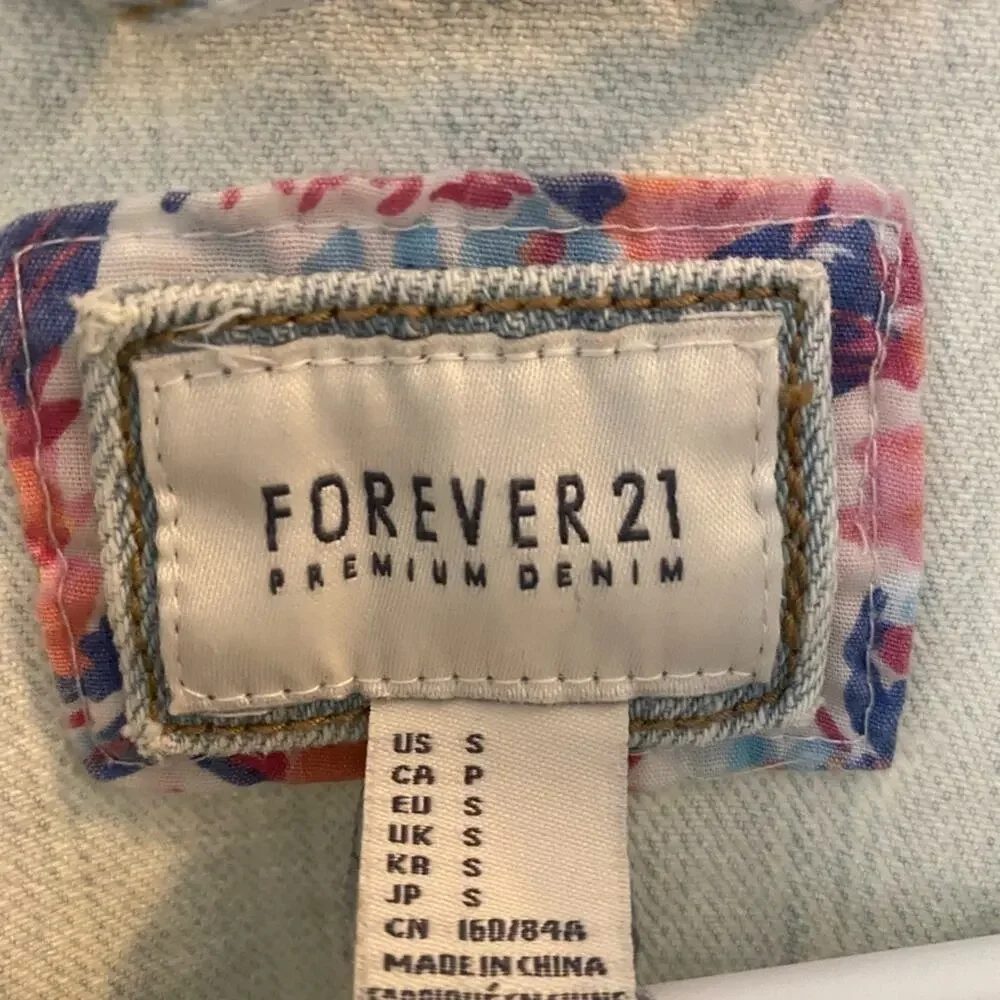 FOREVER 21 Sm Boho Distressed Light Wash Blue Cropped Denim Y2K‎ Festival Jacket
